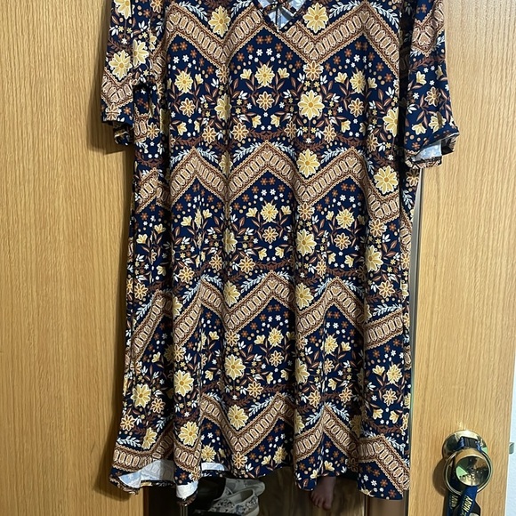Espresso 3X V neck criss cross front tunic floral abstract Aztec print - Picture 3 of 10